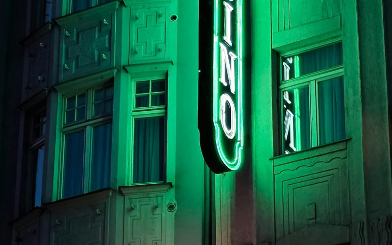 Online of juist fysiek gokken in Amsterdam